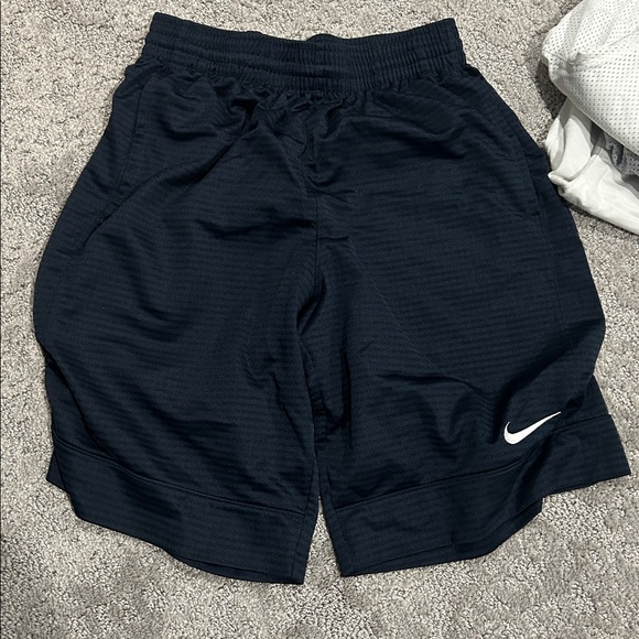 Four pairs Men’s Nike Basketball shorts - Picture 8 of 8